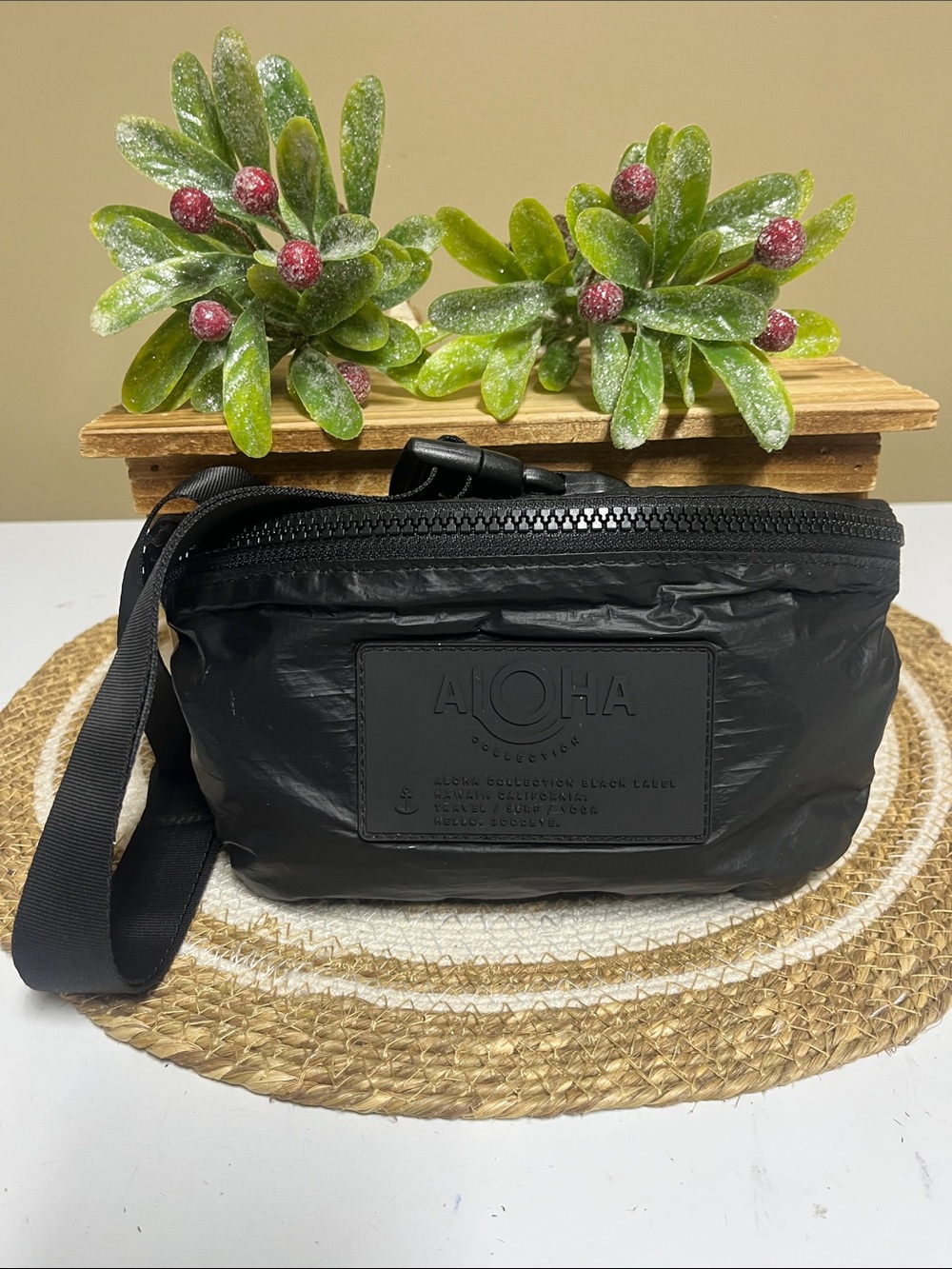 Aloha Collection lightweight Fanny pack in good like new condition